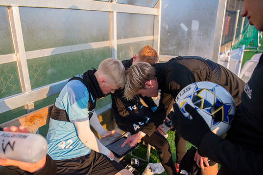 Melker Widell kollar statistik på en ipad