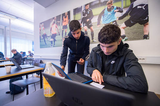Adrian Neziri och kompisen Ahmed Saadradi (som ej spelar i