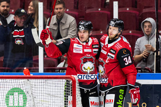 Malmö Redhawks Carl Söderberg (h) jublar