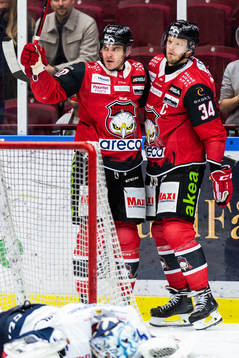 Malmö Redhawks Carl Söderberg (h) jublar