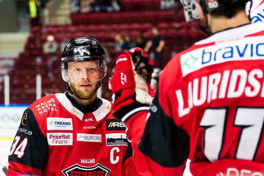 Malmö Redhawks Carl Söderberg jublar