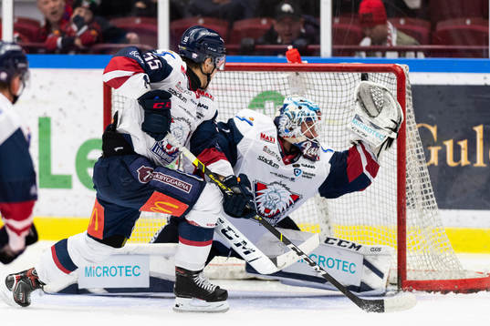 Malmö Redhawks Carl Söderberg (ej på bild) gör mål