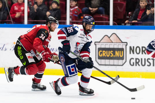 Linköpings Fabian Wagner  jagas av Malmö Redhawks Carl