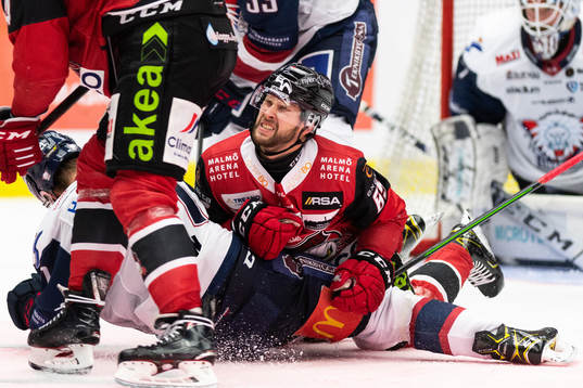 Malmö Redhawks Alexander Molldén i duell mot Linköpings