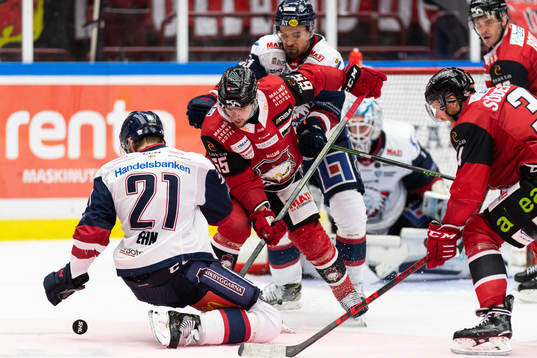 Malmö Redhawks Alexander Molldén i duell mot Linköpings