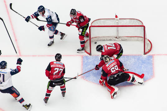 Linköpings Henrik Törnqvist jublar medan Malmö Redhawks