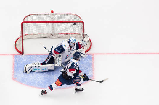 Linköpings målvakt David Rautio släpper in pucken
