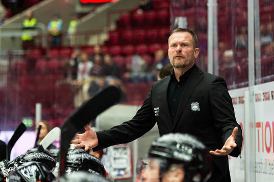 Malmö Redhawks tränare Joakim Fagervall agerar