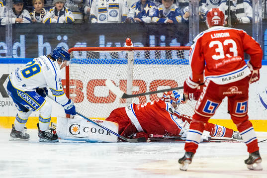 Leksands Justin Kloos och Timrås målvakt Sami Rajaniemi