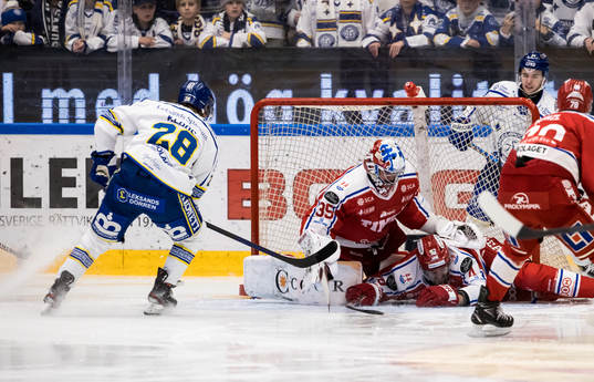 Leksands Justin Kloos och Timrås målvakt Sami Rajaniemi