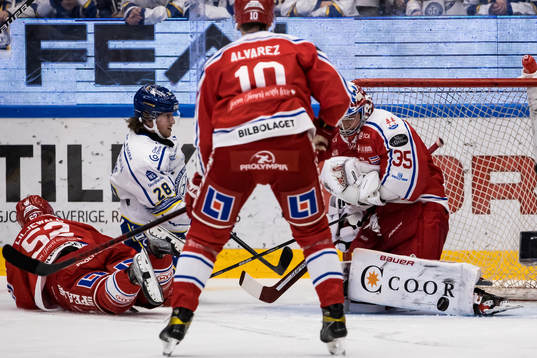 Leksands Justin Kloos och Timrås målvakt Sami Rajaniemi