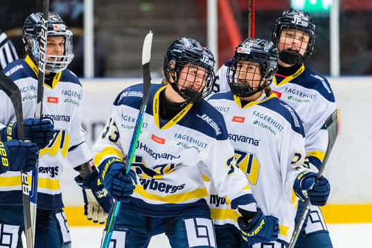 s Mira Jungåker jublar med målskytten till 0-1 Sanni