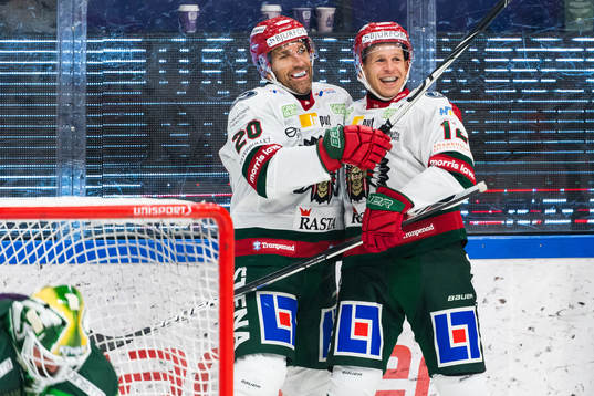 Frölundas Joel Lundqvist jublar med målskytten till 0-2