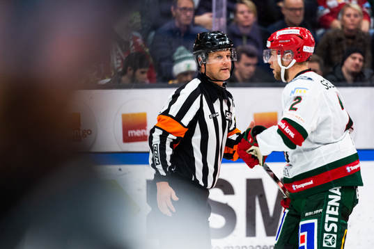 Domare Mikael Nord och Frölundas Christian Folin