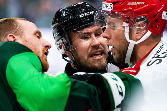 Linjedomare Peter Almerstedt mellan Färjestads Pontus