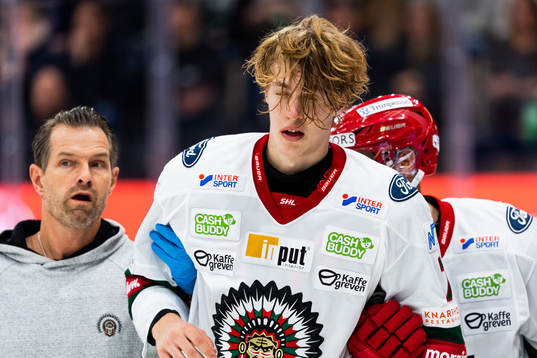 Frölundas Simon Edvinsson hjälps av isen