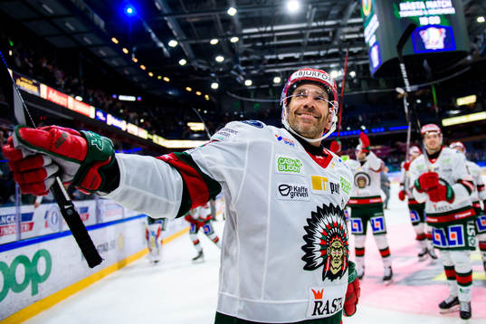 Frölundas Joel Lundqvist jublar med lagkamrater