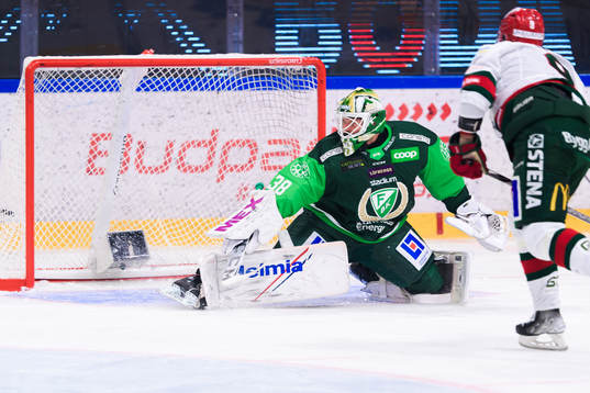 Frölundas Jan Mursak skjuter 0-1 bakom Färjestads