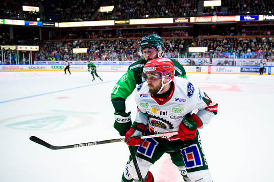 Färjestads Jesse Virtanen och Frölundas Michael Spacek
