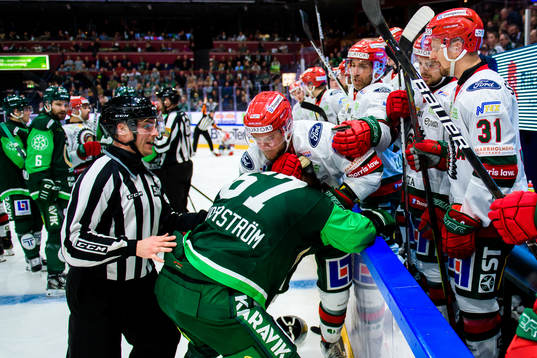 Frölundas Christian Folin i fight med Färjestads Pontus