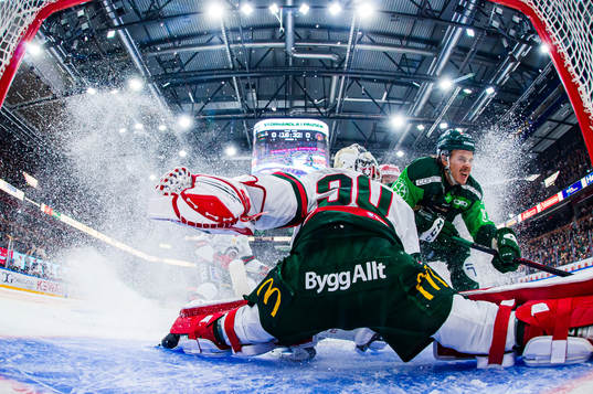 Frölundas målvakt Matthew Tomkins och Färjestads Joakim