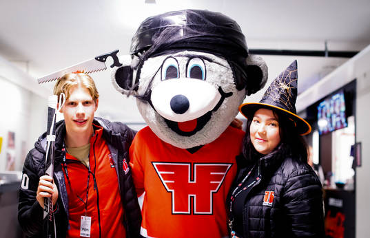 Örebros maskot och två funktionärer med Halloween tema