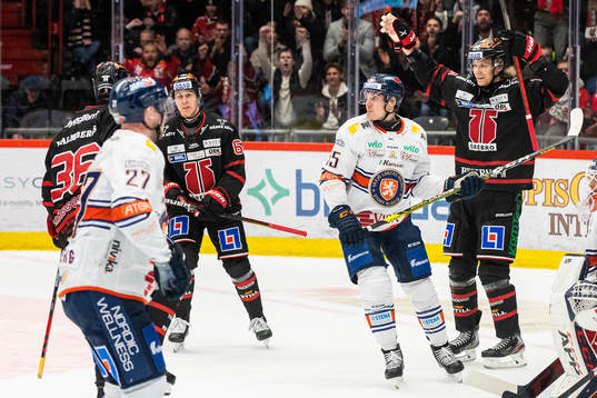 Örebros Emil Larsson jublar med Rodrigo Abolsefter att han
