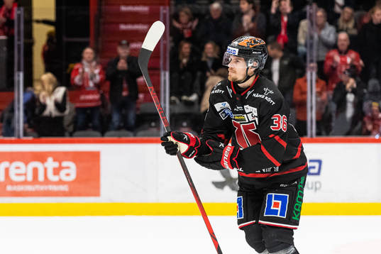 Örebros Emil Larsson jublar