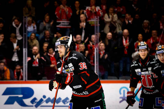 Örebros Emil Larsson jublar vid 1-0