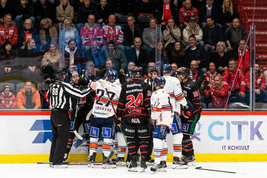 Örebros Oliver Eklind och Växjös Miika Koivisto i fajt