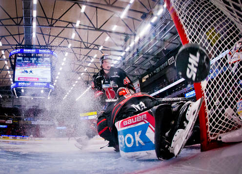 Växjös Emil Forslund gör 1-1 på Örebros målvakt