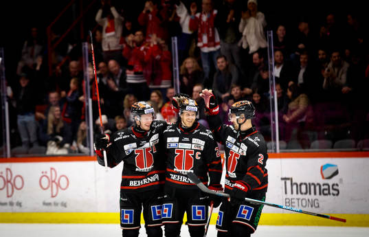 Örebros Jani Lajunen gör 3-1 och jublar med Gustav