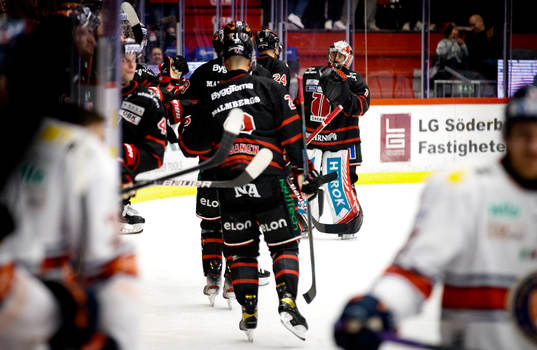Örebros Jani Lajunen gör 3-1 och jublar målvakt Jhonas