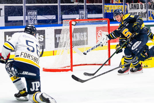 s Fredrik Forsberg gör 0-1 förbi Södertäljes Ludvig