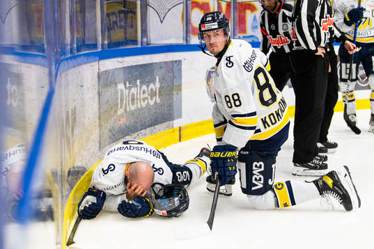 s Taylor Matson ligger ner och blöder från näsan ses om