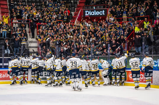 s spelare jublar med supportrar