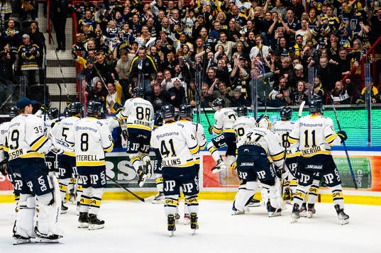 s spelare jublar med supportrar