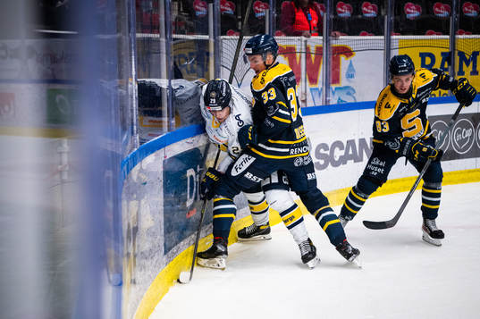 s Jonathan Wikström och Södertäljes Felix Olsson