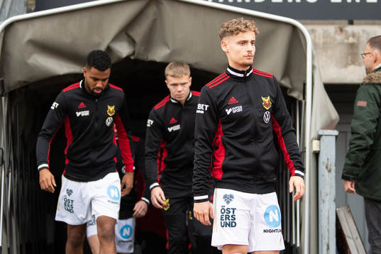 Östersunds spelare på väg in före fotbollsmatchen i