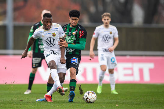 Östersunds Patrick Kpozo och Varbergs Luke le Roux