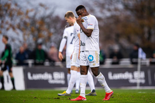 Östersunds Patrick Kpozo deppar