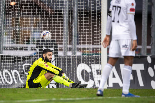 Östersunds målvakt Sixten Mohlin deppar
