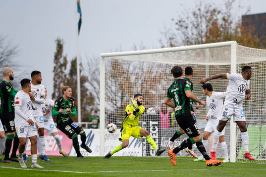 Östersunds målvakt Sixten Mohlin med en räddning