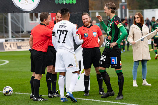 Slantsingling före fotbollsmatchen i Allsvenskan mellan