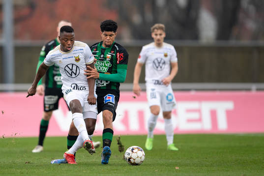 Östersunds Patrick Kpozo och Varbergs Luke le Roux