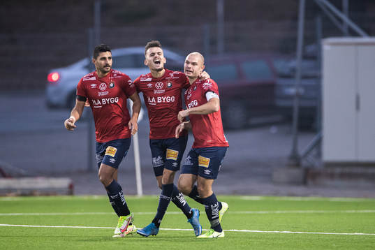 Örgrytes Ailton Jose Almeida (v) jublar med Ajdin