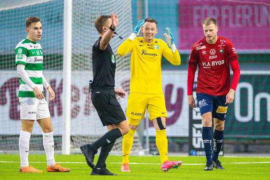Västerås målvakt Anton Fagerström reagerar