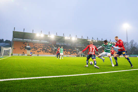 Iver Arena med Västerås Filip Tronét (m)i kamp med
