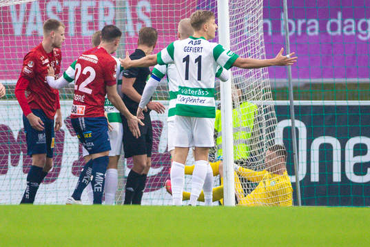 Västerås målvakt Anton Fagerström har knuffats in i
