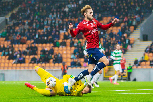 Västerås målvakt Anton Fagerström med en räddning
